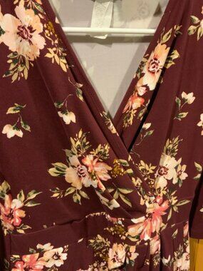 Chic Floral Mini Dress in Burgundy and Pink